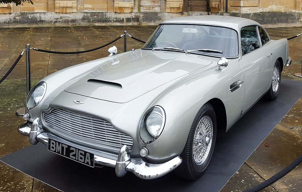 Johnny Lightning 1:64 James Bond - 1964 Aston Martin DB5 in Silver
