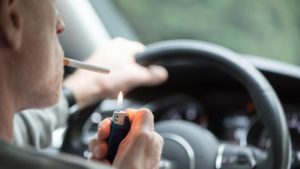 Estará prohibido fumar en tu coche