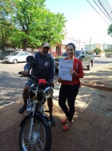 Joven regala moto a su padrastro por ayudarle en sus estudios