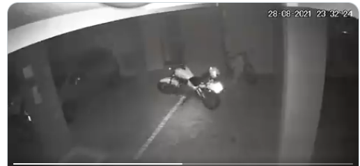 Moto embrujada se prende y choca con auto