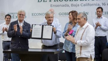 AMLO firma acuerdo para regular 22autos chocolate