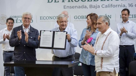 AMLO firma acuerdo para regular 22autos chocolate