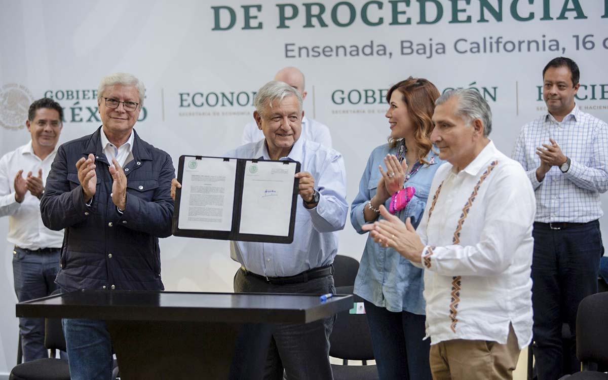 AMLO firma acuerdo para regular 22autos chocolate