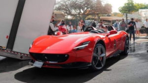 Ferrari es llevado a Morelos para pagar 672 pesos de verificación
