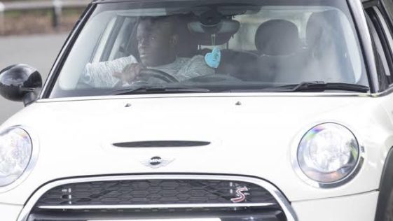 Kanté gana millones de euros pero conserva su mismo coche