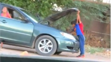 Niños roban coche, lo arreglan y huyen