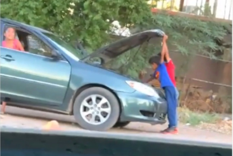 Niños roban coche, lo arreglan y huyen
