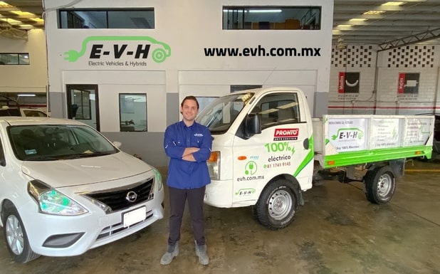 Joven diseña sistema para convertir autos compactos en eléctricos-min