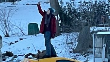 Se toma selfie mientras su auto se hunde