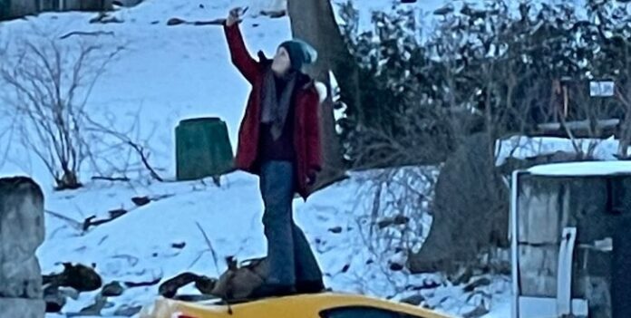 Se toma selfie mientras su auto se hunde