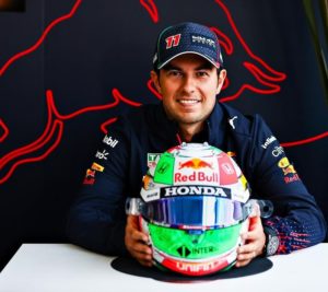 Checo Pérez presenta su casco F1 temporada 2022