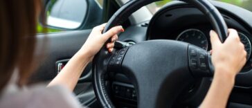 ¿Cómo ajustar el volante de un auto?
