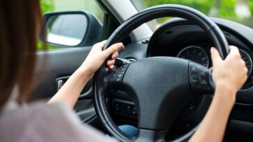 ¿Cómo ajustar el volante de un auto?