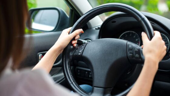 ¿Cómo ajustar el volante de un auto?