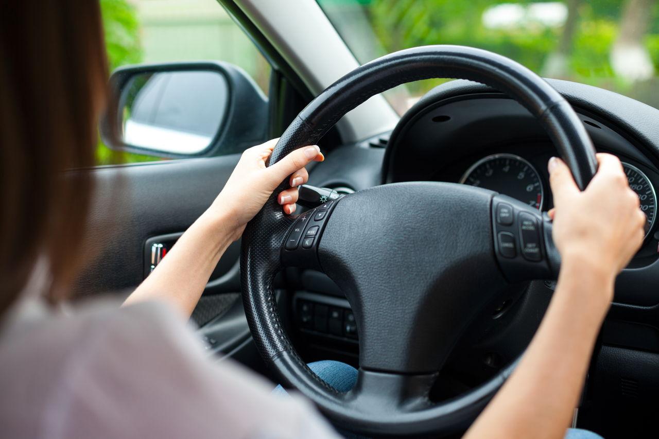 ¿Cómo ajustar el volante de un auto?