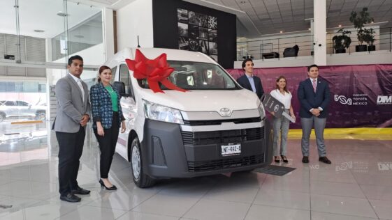 Toyota Santa Fe dona vehículo a Fundación Teletón