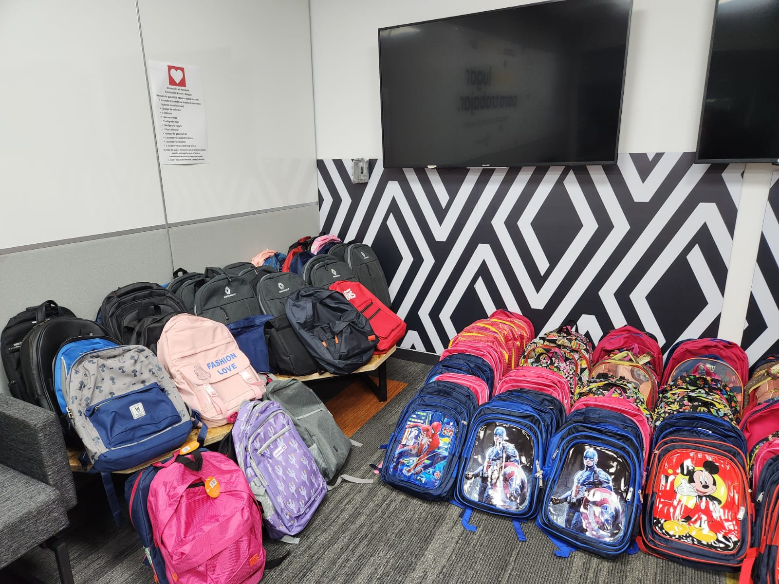 Renault dona útiles escolares en México